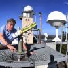Wolfgang Steinbrecht auf der Dachplattform des Observatoriums. Der "Golfball" ist das Markenzeichen der Wetterstation. Er enthält ein Radar, das das Wetter in 200 Kilometern Umkreis scannt.