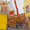 Schwierige Bergung. Weil der Baustellenkran auf normalem Wege nicht mehr aus einer Baulücke am Krumbacher Marktplatz kam, musste ein Schwerlastkran zur Bergung anrücken.  	