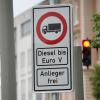 Ein Fahrverbotsschild für Fahrzeuge mit Diesel-Motor bis Euro 5 steht an einer Straße in Hamburg.