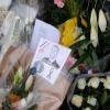 Ein Bild des getöteten Gendarmerie-Offiziers Arnauld Beltrame inmitten von Blumen. Frankreich trauert um den heldenhaften Polizisten und vier weitere Menschen.