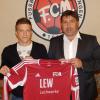 Der sportliche Leiter und sein neuester Coup: Jürgen Wassermann (rechts) präsentiert Andreas Mayer als Neuzugang für den Fußball-Regionalligisten FC Memmingen. 