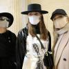 Besucherinnen der Fashion Week mit Gesichtsmasken und Kleidung der Modemarke kARTu.