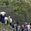 Am „Tag der offenen Höhle“ kommen viele Besucher zum Geißenklösterle. Ein solides Gitter schützt die wichtige archäologische Fundstelle. 