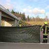 Bei dem Unfall auf der A8 am Samstag bauten die Rettungskräfte einen Sichtschutz gegen Gaffer auf.