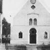 Die 1856/57 erbaute Synagoge in Buttenwiesen vor ihrer Umgestaltung in den 1950er Jahren. Mit den dahinter liegenden jüdischen Friedhof und dem noch erhaltenen Badhaus bildet sie ein Ensemble von überregionaler Bedeutung. 