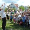 Klinikseelsorger Anton Tischinger bei der Kindersegnung im Rahmen des Spielplatzfestes in Rohrenfels. 	