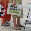 Teilnehmer halten bei Protesten der Klimaschutzbewegung Fridays for Future Plakate.