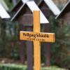 Ein Kreuz kennzeichnet am Rande der Trauerfeier für Wolfgang Schäuble die Grabstätte auf dem Friedhof. 
