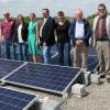 Initiator Thomas Rebitzer (Zweiter von links) stellte die Photovoltaikanlage auf dem Dach der Beruflichen Oberschule in Friedberg vor. Die Einnahmen kommen dem Förderverein der Schule zugute, der mit dem Geld Bildungsprojekte unterstützt. 