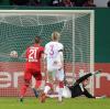 Leverkusens Hakan Calhanoglu erzielt sein Tor zum 1:0 gegen Kaiserslautern erst in der Nachspielzeit.