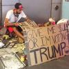 Ein Bettler hat in New York ein Schild mit der Aufschrift «Give me $1 or Im voting Trump!» (Gib mir 1 Dollar oder ich stimme für Trump) aufgestellt. 