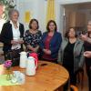 Schwester Elisabeth Mack (rechts) sowie Ehrenamtliche und Besucherinnen begrüßen die Begründerin von Solwodi International, Lea Ackermann (zweite von links), im Frauentreff Lea in Oberhausen.