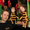 ... schwarz-gelbe Koalition. Puppenspieler Andreas Stöbl posierte hier mit "Biene Merkel" und "Westerwilli". 
