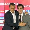 Bayern-Sportdirektor Hasan Salihamidzic (l) präsentiert den Neuzugang Álvaro Odriozola.