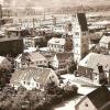 Vöhringen im Jahr 1950 aus luftiger Höhe fotografiert. Die Wieland-Werke nahmen schon damals eine große Fläche ein und sind heute noch größer.