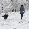 Der Winter bleibt. Die Menschen in der Region müssen sich auf Schnee und Sturm einstellen. (Symbolbild)