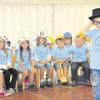 In einem lustigen Theaterstück stellten die Kinder bei der Jubiläumsfeier zum 30. Geburtstag des Kindergartens Sankt Georg den Bau der Breitenbrunner Einrichtung dar. 