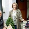 Bernd Kneuse, ein Urgestein der Wertinger SPD, feierte seinen 70. Geburtstag. Unser Bild zeigt ihn im Gespräch mit den stellvertretenden Vorsitzenden des SPD-Ortsvereins Christiane Glungler und Johanna Schlögl (rechts).