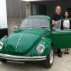 Auch einen alten VW Käfer aus Schweden haben Claudia und Till Rosenkranz in ihrer Oldtimer-Boutique im Angebot.  