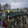 Eine Beerdigungszeremonie auf einem Friedhof in Kiew: Ukrainische Soldaten tragen den Sarg ihres gefallenen Kameraden Andrii Neshodovskiy.