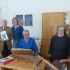 Dagmar Held (Dritte von links), die Leiterin der Forschungsstelle für Volksmusik in Schwaben, Krumbach, überreichte dem Volksmusiker Fritz Fahrenschon aus Babenhausen „sein“ Notenheft aus der Reihe „Musik im Archiv“. Die Zitherspieler (von links nach rechts), Maria Graf, Joachim Gericke und Waltraud Bachmann, Ebermergen, spielten im Kloster Maria Stern (Sr. Oberin Sigrid Ritzer, Zweite von rechts) eine Auswahl der veröffentlichten Stücke. 	