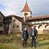 Geschäftsführer der Kulturstiftung Harburg Kilian Kratzer (links) und Vorsitzender Friedrich Hertle im Rosengarten des Schlosses. 