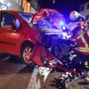 Arg in Mitleidenschaft wurde dieser Kleinwagen bei einem Unfall gezogen. Zur Absicherung wird hier gerade von der Feuerwehr die Batterie des Fahrzeugs abgeklemmt. 