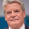 Bundespräsident Joachim Gauck wurde von der Partei NPD angeklagt. Er hatte  die Anhänger der rechtsradikalen Partei während Protesten gegen ein Asylbewerberheim in Berlin-Hellersdorf öffentlich als "Spinner" bezeichnet. Die Partei sah ihren Bundestagswahlkampf beeinflusst. Das Bundesverfassungsgericht verkündet heute das Urteil.