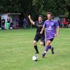 Einen heißen Tanz boten Kleinaitingen und Walkertshofen. Hier "tanzen" Walter Seckler (FCK, schwarzes Trikot) und Markus Hartmann um den Ball. 