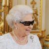 Die Queen mit 3D-Brille. Foto: John Stillwell dpa