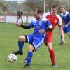 Die SpVgg Altisheim-Leitheim (mit Marius Braun, vorne in Rot) kam gegen Tabellennachbar Marktoffingen nicht über ein 3:3-Remis hinaus. 