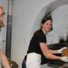 Das erste Brot ist fertig und wird von Gerhard Kaltner und Heike Hoffmann mit einem Holzschieber aus dem heißen Ofen geholt. Es hat, wie gewünscht, eine schöne goldene Kruste. Der Ofen im Alten Pfarrhof in Lauterbach ist 270 Jahre alt und wurde quasi durch Zufall wieder in Betrieb genommen. 