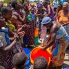 In diesem afrikanischen Dorf freuen sich die Bewohner, dass sie endlich frisches Trinkwasser haben.