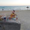 An der Playa de Palma türmt sich wieder der Müll - es wird gefeiert und getrunken. Und einige Partytouristen schlafen am Strand ein oder nehmen es mit den Wellen auf.