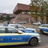 Mehrere Einsatzfahrzeuge der Polizei stehen auf dem Gelände der Hochschule der Bundesagentur für Arbeit in Mannheim.