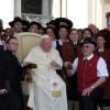 Ein Höhepunkt seines Lebens: Karl Kling (rechts kniend) bei Papst Johannes Paul II. Zum 80. Geburtstag spielte das Schwäbische Jugendblasorchester dem Papst im Mai 2000 in Rom ein Ständchen.  
