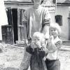 Sabine Bard mit Wahlplakat aus dem Jahr 1989 zur Landratswahl auf ihrem Hof in Walchshofen. Damals waren ihre beiden Kinder Jakob und Sophie noch klein: „Körner ins Müsli, Fuchs in den Bau, Sabine Bard ins Landratsamt“. Die Kandidatin der Grünen hatte keine Chance, CSU-Amtsinhaber Dr. Theo Körner wurde als Landrat wiedergewählt.   