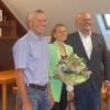 Richard Baur (links) ist vom Gemeinderat Hollenbach in den Ruhestand verabschiedet worden. Seine Nachfolgerin wird Sabrina Wolf (Mitte), daneben Bürgermeister Franz-Xaver Ziegler.