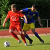 Kein Durchkommen: Stefan Neuwirt (rechts) vom SV Holzkirchen verlor im Relegationsspiel gegen den TSV Wertingen (im Bild: Christoph Müller).  	