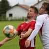 Mit Leidenschaft verteidigte der SV Oberegg (weiße Trikots) den 1:0-Sieg gegen den starken SV Memmingerberg. 	 