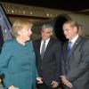 Bundeskanzlerin Angela Merkel (CDU) unterhält auf dem Flughafen in Tel Aviv (Israel) mit Israels Botschafter in Berlin, Yakov Hadas-Handelsman (rechts).
