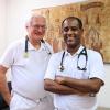 Praxisübergabe bei Praxis Dr. Josef Fall in Gersthofen: Sentayehu Assefa (rechts) aus Jena übernimmt ab dem neuen Jahr.