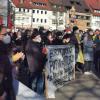 "Europa, wach auf", steht auf diesem Transparent. Auf vielen Plakaten auf dem Münsterplatz wurde Putin mit Hitler verglichen. 