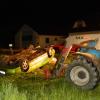 Unfall mit tödlichem Ausgang in Sinningen: Mit einem Traktor versuchten Ortsansässige das Unfallauto anzuheben und damit die Rettungsarbeiten zu unterstützen 