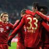 Die Bayern-Spieler bedanken sich bei Mario Gomez (2.v.r.) nach dessen Treffer zum 1:0. Foto: Tobias Hase dpa