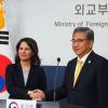 Außenministerin Annalena Baerbock und ihr südkoreanischer Amtskollege Park Jin in Seoul.