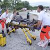 An Land übernehmen Einsatzkräfte des Rettungsdienstes Landsberg die geborgene Person zur weiteren Behandlung. 