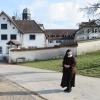 Schwester Scholastika vor Kloster Wonnenstein in der Schweiz. Die Kapuzinerin ist die letzte Nonne ihres Klosters.