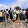 Lara Kremin (Mitte) und Community Mitarbeiter am Bohrloch Reservoir im Westen Kenias. Die 25-Jährige aus Hofstetten hat das Projekt für die Kauferinger Hilfsorganisation Landsaid begleitet. 