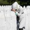 Eine Frau trauert auf dem Friedhof der Gedenkstätte Potocari in der Nähe von Srebrenica an einem Grab. 8000 muslimische Männer und Jungen wurden dort von bosnischen Serben umgebracht.